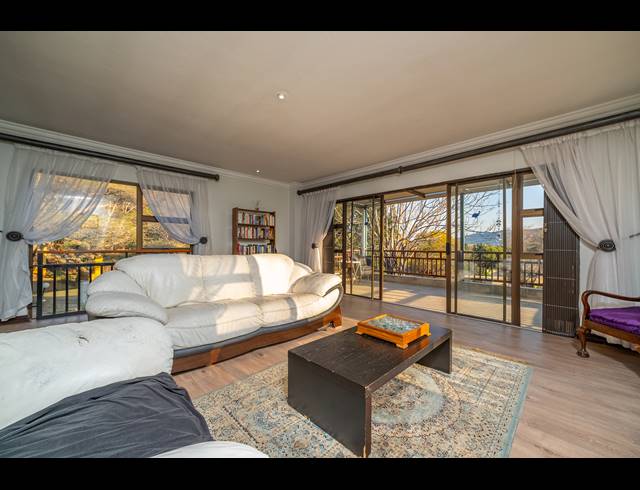 6 BEDROOM FREEHOLD FOR SALE IN ROBIN HILLS